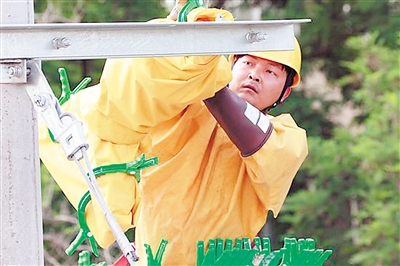 <p>　　在线路带电作业中，马宝龙解开了一道又一道技术难题。</p><p>　　（图片由受访者提供）　　</p>