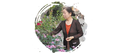 <p>　　李秀白在整理小区花园。</p>