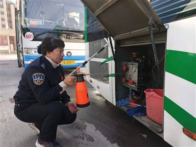 <p>　　范志霞在清洗车辆。</p>