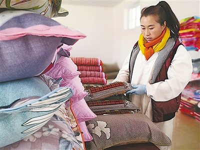 <p>　　制作荞麦壳枕头。</p>