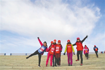 <p>　　2019年12月29日，由银川市徒步登山协会执行的全国新年登高健身大会宁夏主会场会员徒步活动现场。</p><p>　　本报记者　马越　摄</p>