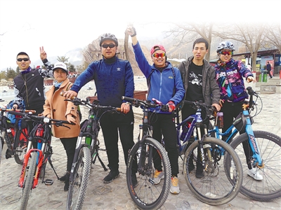 <p>　　周末，银川市民走出家门,骑上单车享受与大自然亲近带来的快乐。　　　　　　　　　　　　　　　　　　　　　　　　　　　　　　　　　　　　　　　　　　　　　　　　　　　　　　　　　　　　　　本报记者　鲁延宏　摄</p>