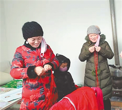 <p>　　妇女们在家中编制手工艺品。</p>