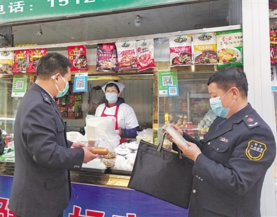 <p>　　银川市市场监管局兴庆区分局胜利街市场监管所工作人员在开展巡查工作。本报记者　陶　涛　摄　　</p>