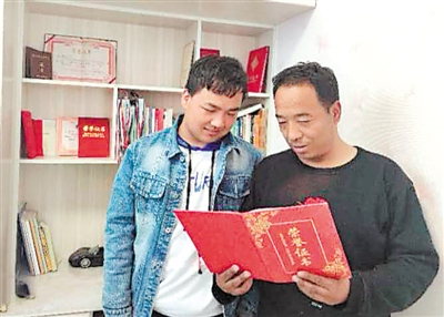 <p>　　马良德（右）和儿子马鑫。</p>