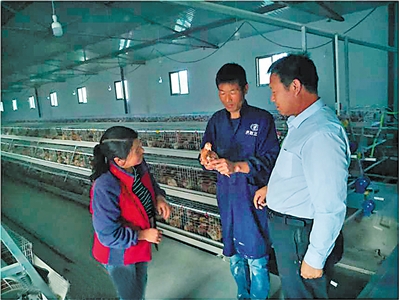 <p>　　樊永宏（右）为养殖户讲解科学防疫新技术。</p>