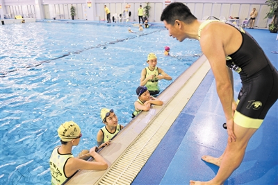 <p>　　寒假，宁夏亲水体育中心，我区8-15岁“铁人三项”运动爱好者们在进行训练，备战第二届全国青运会。　　　　　　　本报记者　党硕　摄</p>