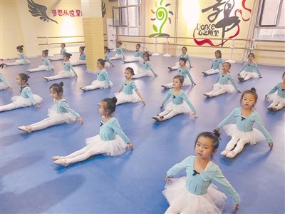 <p>　　银川益朵文化艺术学校，孩子们在民族舞蹈课程班训练。寒假期间，不少孩子通过舞蹈、跆拳道、钢琴、美术的学习，丰富了假期生活。　　　　　　　　　　　　　　　　　　　　　　　　　　　　　　　　　　　　　　　　　　　　　　本报记者　白茹　摄</p>