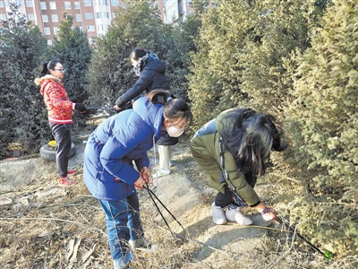 <p>　　寒假，银川市兴庆区燕鸽湖管委会燕翔园社区组织15名中小学生到辖区东湖、银横路的绿化带捡拾白色垃圾，感受义务劳动的苦与甜。　　　　　　　　　　　　　　　　　　　　　　　　　　　　　　　　　　本报记者　白茹　摄</p>