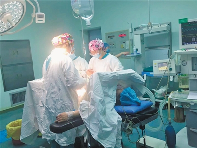 <p>　　图为强金萍团队在为吴女士做剖宫产手术。</p>
