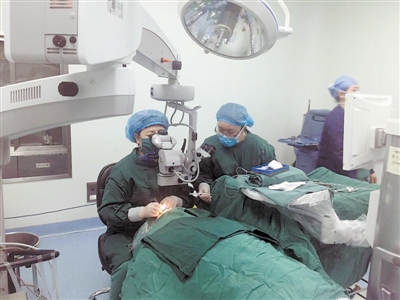 <p>　　图为邹文青正在为老马做手术。</p>