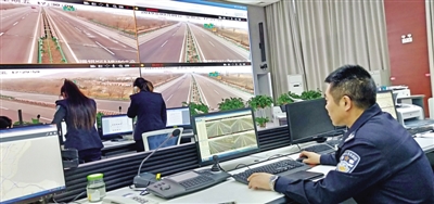 <p>　　自治区公安厅高速公路交警支队指挥中心，民警通过视频巡查。</p>