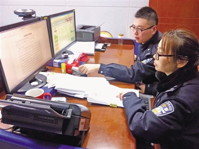 <p>　　银川市公安局交警支队兴庆区交警一大队民警核查交通违法行政案件。</p>