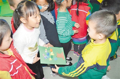 <p>　　宝湖幼儿园的孩子与自闭症儿童一起交流画画技巧。</p>