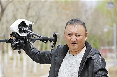 <p>　　额尔德尼和他的无人机。</p>