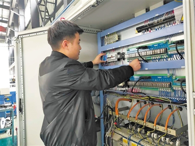 <p>　　孙一凯在进行数控机床数字化采集和调试。</p>