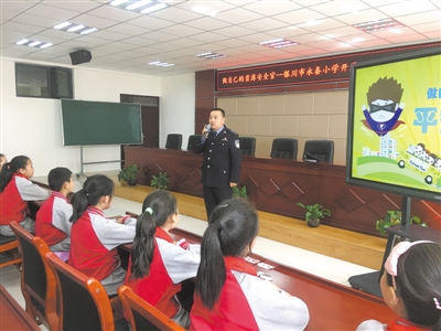 <p>　　银川市兴庆区大新镇派出所教导员张毅给小学生上法制课。　　　　　　　　　　　　　　　　　　　　　　　　　　（资料图片）</p>
