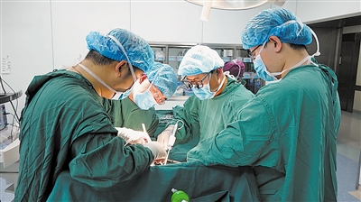 <p>　　图为田明国团队正在为患者做巨脾切除手术。</p><p>　　（图片由自治区人民医院提供）　　</p>