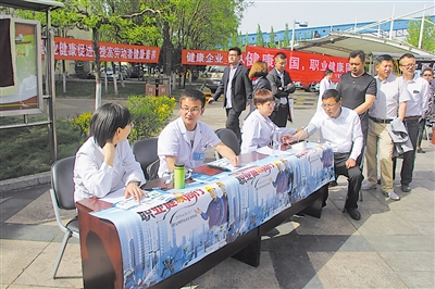 <p>　　4月29日上午，宁夏疾病预防控制中心等单位在宁东羊场湾煤矿组织开展《职业病防治法》宣传活动。</p>