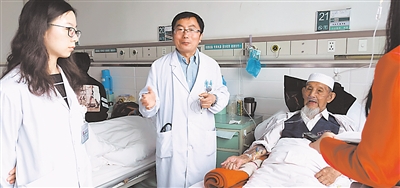 <p>　　术后，刘志军探视老人恢复情况，并接受记者采访。</p><p>　　（图片由宁夏医科大学总医院心脑血管病医院提供）　　</p>