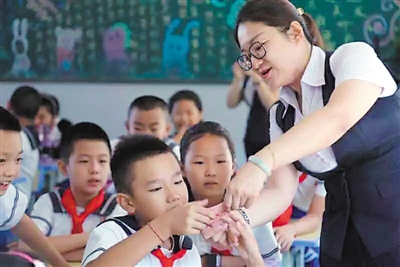 <p>　　学生家长在学校上思想政治课。</p><p>　　（图片由受访者提供）　　</p>