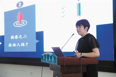 <p>　　温静老师正在给学生们解疑释惑。</p>