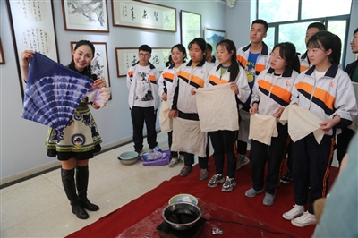 <p>　　5月13日，宁夏文联、宁夏民间文艺家协会组织文艺小分队走进银川高级中学，通过讲座、培训的形式，与学生面对面、零距离交流，传授剪纸、灯谜、扎染技艺，教唱宁夏花儿，讲解书写方法，展现民间艺术的魅力。本报记者　王刚　摄　　</p>