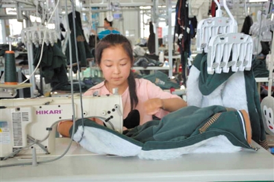 <p>　　扶贫车间的缝纫女工在工作中。</p>