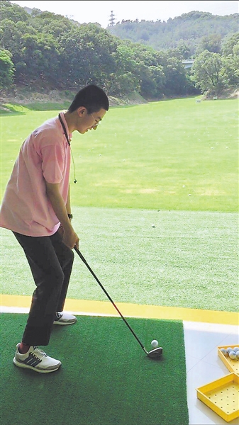 <p>　　周城石学打高尔夫球。（图片由本人提供）　</p>