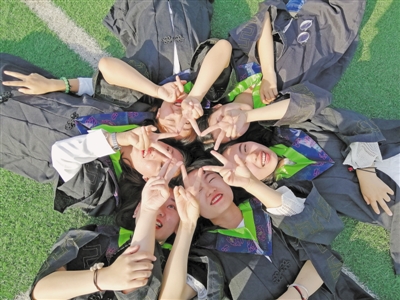 <p>　　毕业前，426宿舍的6位女生身穿学士服在校园里合影留念。</p><p>　　（图片由张颖倩提供）</p>
