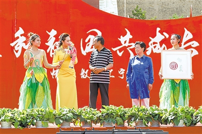 <p>　　现场采访自治区巾帼建功标兵、全国文明家庭、五好文明家庭代表。　本报记者　李志廷　摄　　</p>