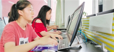 <p>　　8月5日，学生在贺兰县学生资助管理中心办理申请贷款手续。</p>