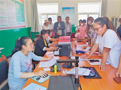 <p>　　学生在乡镇办理点办理助学贷款。　　　　　　（图片由受访者提供）</p>
