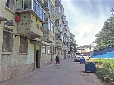 <p>　　银川市兴庆区唐徕小区老旧居民楼，一些阳台外墙已经多次发生脱落。</p>