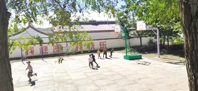 <p>　　海原县史店乡沙河小学课间活动，孩子们在操场上玩闹。</p>