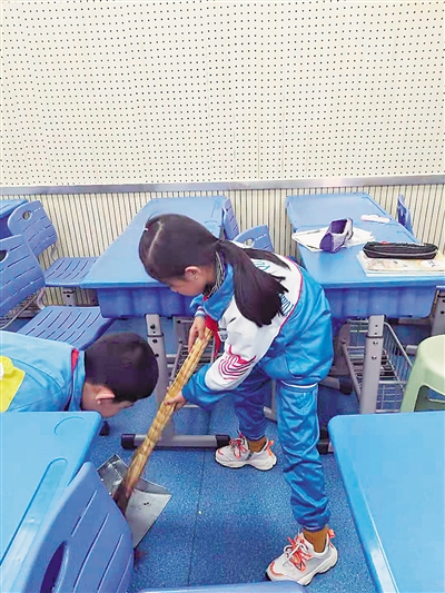 <p>　　固原市原州区第七小学的学生在打扫教室卫生，为学习生活创造干净整洁的环境。</p>