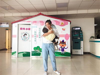 <p>　　为了改善医疗服务，提高患者就医体验，近日银川市妇幼保健院在门诊大楼儿科诊区设置“妈咪小屋”，屋内配备整理台、沙发、饮水机等，环境温馨舒适，且具有一定的私密性，给哺乳期的女士及宝宝们提供了方便。</p>