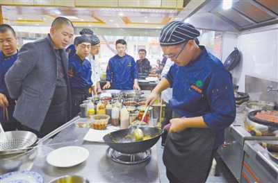 <p>　　现代学徒制试点烹调工艺与营养班接受考核。</p><p>　　（图片由受访单位提供）</p>