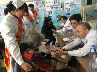 <p>　　10月20日是世界骨质疏松日，中国医学科学院北京协和医院、上海交通大学附属第六人民医院、中南大学湘雅二医院的20位专家来宁，在自治区人民医院为群众义诊。</p>