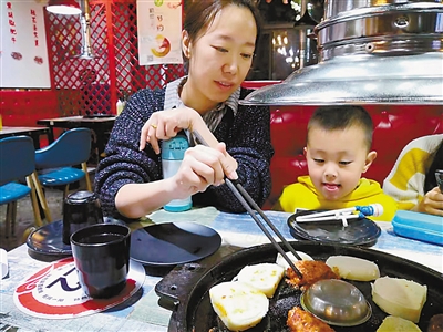 <p>　　消费者在用餐。“一站式”商圈满足了综合消费需求。</p>
