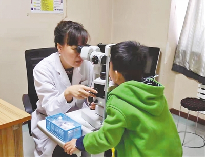 <p>　　接受检测视力的患者年龄越来越小。</p><p>　　本报记者　马忠　摄</p>