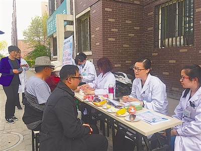 <p>　　宁夏医科大学总医院肿瘤营养门诊医生开展义诊活动，为患者讲解怎样健康饮食。</p>