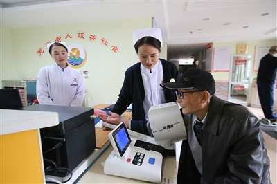 <p>　　11月26日，在宁夏阅海老年服务中心，健康管理师正在为老人测量血压。为加强老年人医疗照护能力，该中心聘用16名健康管理师，为老人提供健康管理、慢性病监测、危险因素干预与效果评估、康复训练、心理慰藉、心理疾病预防与控制等方面的治疗和服务。</p><p>　　本报记者　王洋　摄　</p>