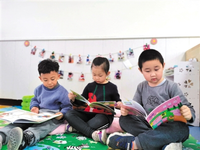 <p>　　宁夏大学南校区幼儿园的孩子们在图书角认真阅读。</p>