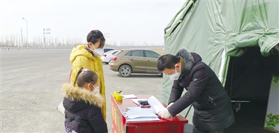 <p>　　工作人员在返银师生查验点做好信息登记。</p><p>　　（图片由银川市教育局提供）</p>