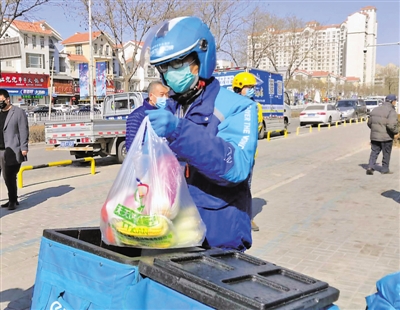 <p>　　外卖小哥配送“蔬菜套餐”。</p>