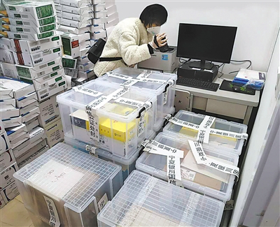 <p>　　公证处工作人员为企业复工及时提供公证服务。</p>