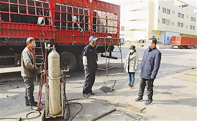 <p>　　盐池县法院负责人走访商户。（图片由盐池县法院提供）</p>
