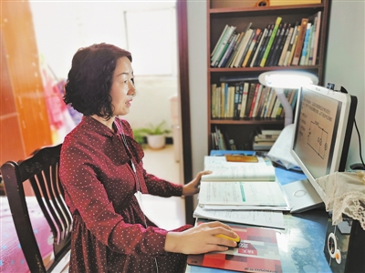 <p>　　陈玲美正在通过空中课堂为学生上课。</p>