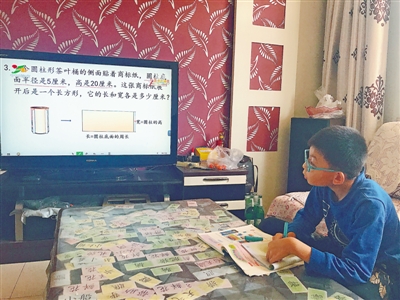 <p>　　同学们认真记录老师讲授的重点内容。</p>